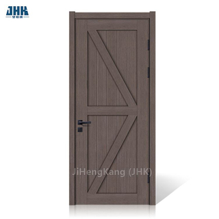 涂有底漆的白色木门。木质门。底漆白色摇板木门